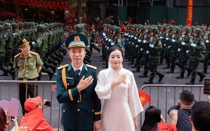 Khoảnh khắc để đời của cô dâu - chú rể trong buổi tổng duyệt diễu binh A80