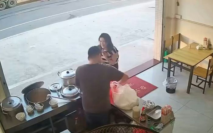 Đi mua đồ ăn sáng, cô gái quyết định cưới luôn chủ quán khi nhận ra danh tính của anh