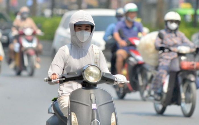 Miền Bắc hầm hập nắng nóng, nhiều nơi gần 40 độ C