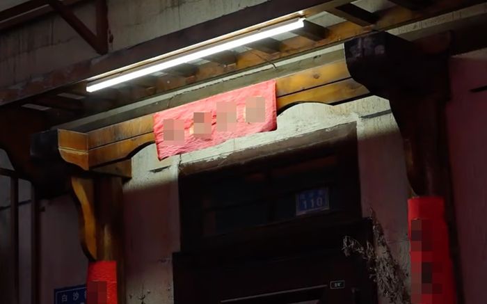 Tiệm tạp hóa mở đèn đường suốt 13 năm không tắt, câu chuyện đằng sau khiến nhiều người xúc động