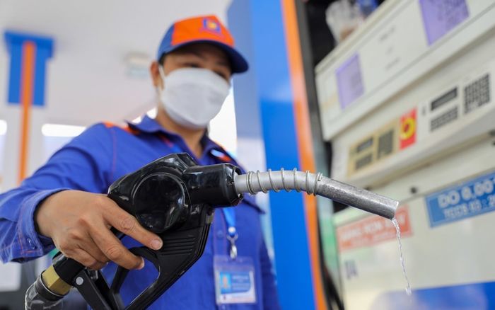 Giá xăng dầu hôm nay 4/8: Lại giảm mạnh