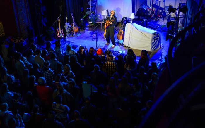 Nam ca sĩ hủy toàn bộ show diễn vì ế vé