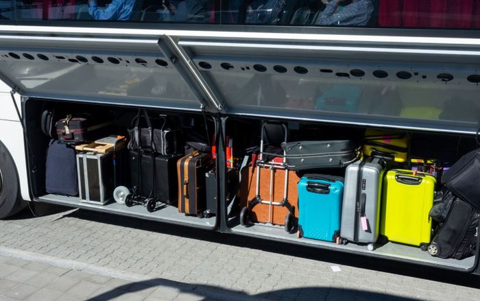 Bé gái 2 tuổi bị nhét trong vali trên xe buýt, tài xế bàng hoàng khi kiểm tra