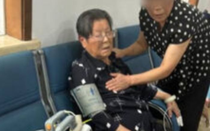 Bà mẹ 90 tuổi tự học luật, ra tòa biện hộ cho con trai bị cáo buộc tống tiền 4 nghìn tỷ đồng