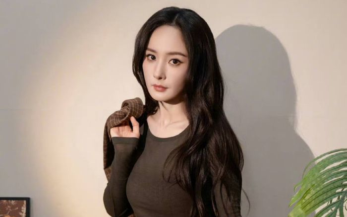Dương Mịch bất ngờ bị 'réo tên' giữa ồn ào của Triệu Lộ Tư và công ty quản lý