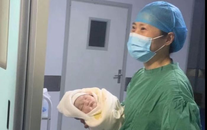 Bác sĩ sản phụ nổi tiếng ngã lầu bệnh viện tử vong, câu chuyện phía sau khiến nhiều người bức xúc