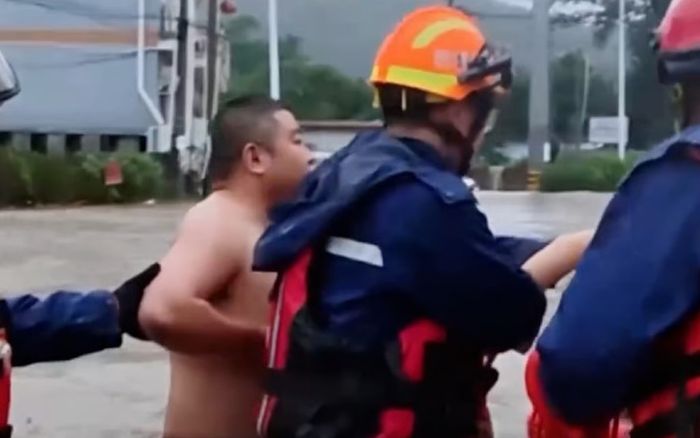 Người chồng hét lớn 5 từ giữa dòng lũ cuộn xiết, hành động sau đó khiến ai cũng rơi nước mắt