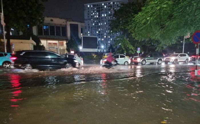 Hà Nội đón cơn mưa lớn 'giải nhiệt' sau những ngày nắng nóng đỉnh điểm