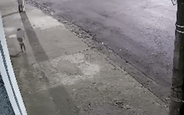 Xót xa bé gái 3 tuổi đi chân trần ra đường giữa khuya, vừa khóc vừa tìm mẹ