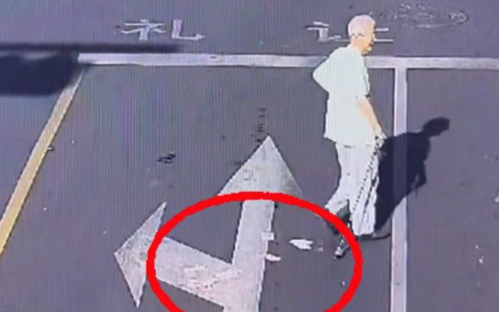 Clip: Cụ ông làm rơi 7 triệu đồng khi qua đường, người dân vội lao vào nhặt và có hành động bất ngờ