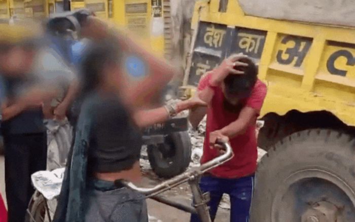 Thấy con gái bị quấy rối, người mẹ 'dạy dỗ' tên biến thái giữa đường