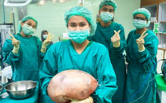Bác sĩ cắt bỏ thành công khối u nang buồng trứng nặng 8 ký của bệnh nhân, nhìn ảnh ai cũng 'tái mặt'