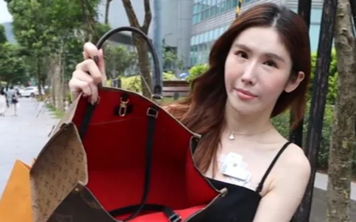 Chi hơn 80 triệu đồng mua túi hiệu, cô gái bức xúc khi phát hiện mùi hôi nồng nặc