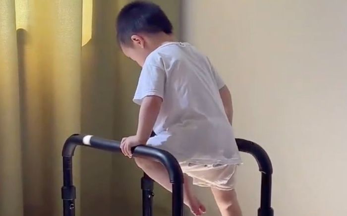 Cậu bé 3 tuổi gây sốt mạng xã hội trổ tài đu xà như vận động viên chuyên nghiệp