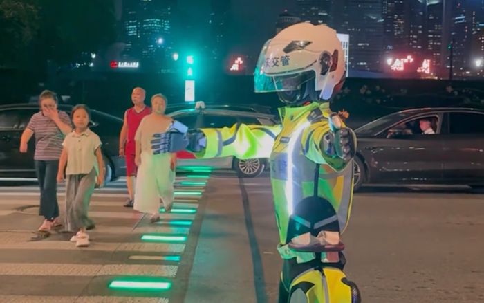 Trung Quốc gây sốt khi tiên phong với robot điều khiển giao thông thay con người