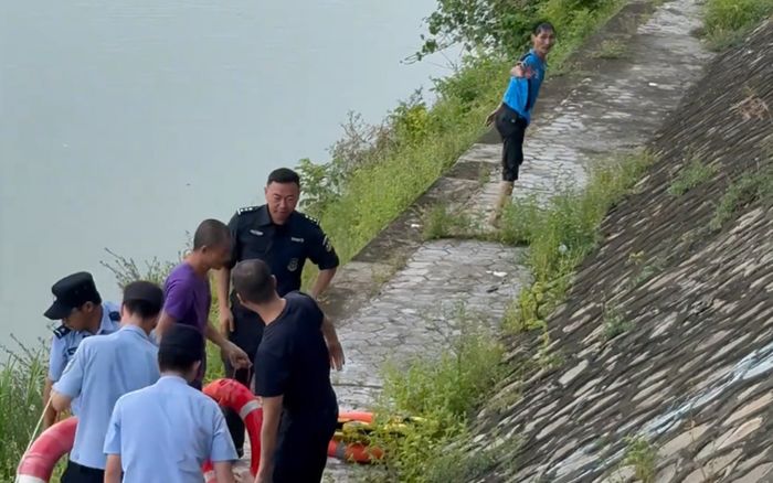 Clip: Nam shipper 50 tuổi lao xuống dòng nước cao 10 mét để cứu người rồi lại vội đi giao hàng.