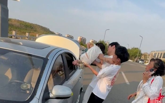 Bé gái bị phụ huynh bỏ quên trong xe suýt hôn mê, may mắn được ba thanh niên cứu kịp thời.