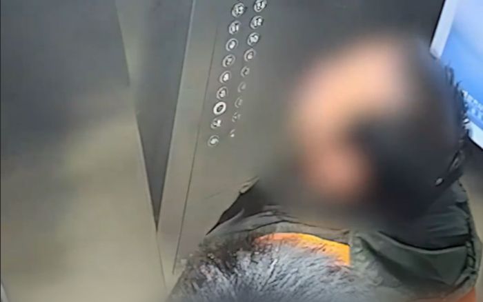 Clip: Vội vã đi làm, người đàn ông tay không đập rơi cửa thang máy, loạt hành khách bị mắc kẹt bên trong