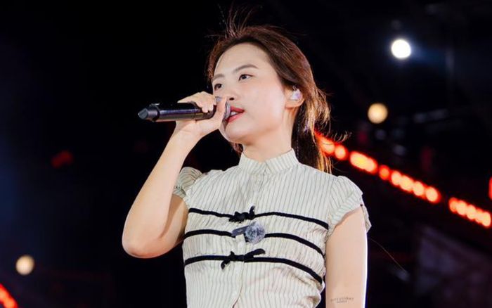 Phản ứng Phương Mỹ Chi khi được khán giả nam cầu hôn