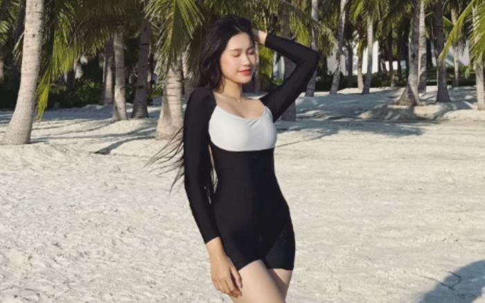 Vợ Đoàn Văn Hậu diện đồ bơi 'kín cổng cao tường'