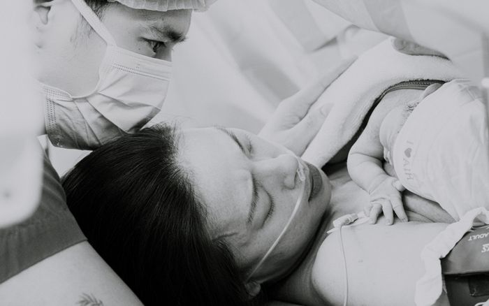 Vợ chồng Ngô Thanh Vân – Huy Trần hạnh phúc chào đón con gái đầu lòng