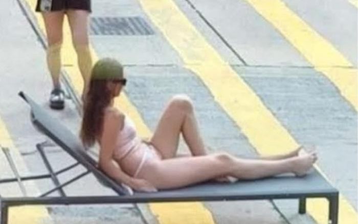 Cô gái mặc bikini nằm chụp ảnh trên làn đường người đi bộ, bị chỉ trích dữ dội