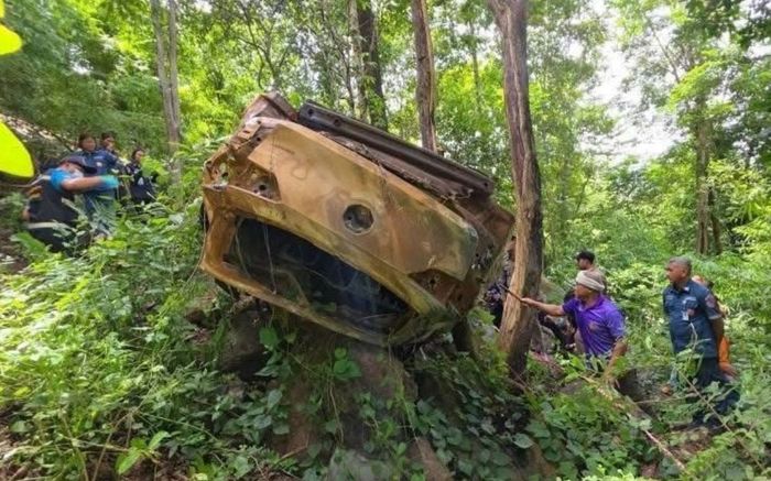 Phát hiện xác xe ô tô trên núi, cảnh sát sửng sốt khi kiểm tra bên trong