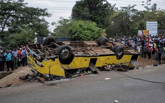 Xe buýt chở đoàn đưa tang lật xuống mương, 21 người thiệt mạng thương tâm