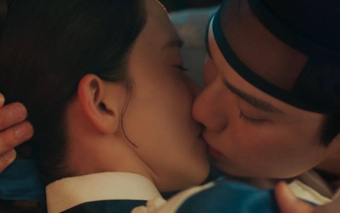 Nụ hôn làm 'dậy sóng' của YoonA