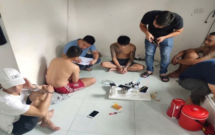 Công an kiểm tra phòng trọ, hành vi đáng xấu hổ của 4 thanh niên liền lộ ra