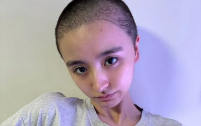 Nữ ca sĩ xinh đẹp tuyên bố giải nghệ, gây sốc khi cạo trọc đầu