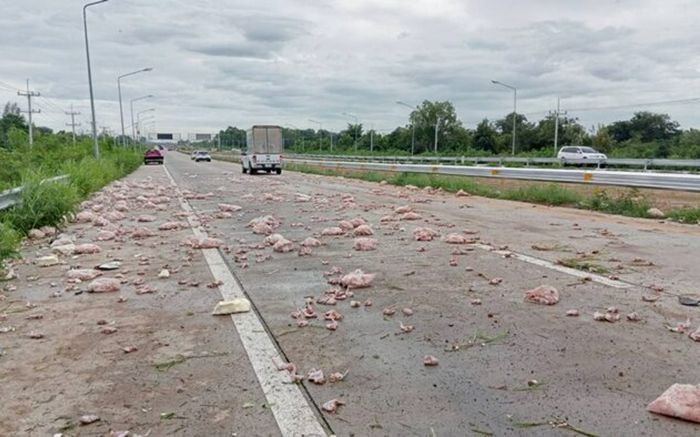 Hàng nghìn con gà tươi vương vãi trên đường, cảnh tượng khiến người dân xôn xao