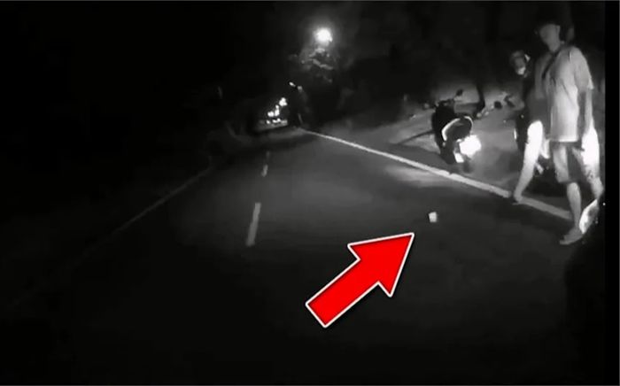 Phát hiện xấp tiền mặt nằm trên đường lúc đêm khuya, cô gái chạy xe máy bàng hoàng