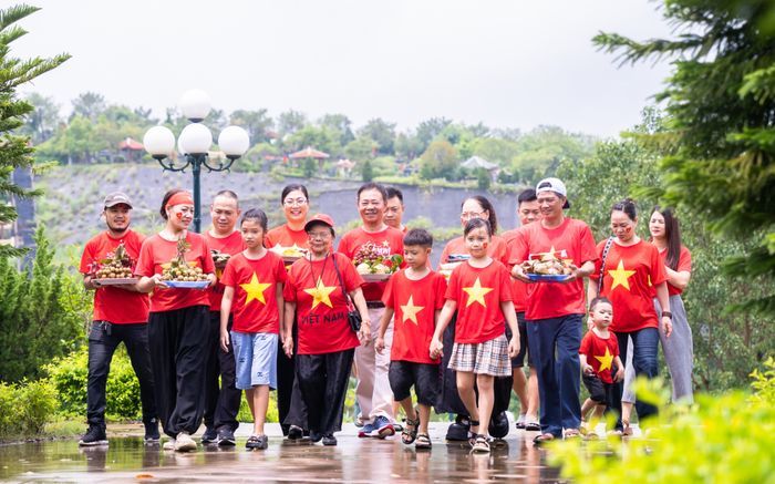 Con cháu khoác áo cờ đỏ sao vàng, mời tổ tiên về đón Tết Độc lập 2/9