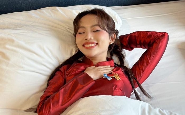 Phương Mỹ Chi mặc sẵn Áo dài đi ngủ để chờ diễn tại 'concert Quốc gia' 2/9