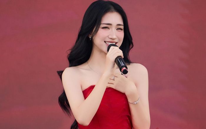 Mang nhạc phim 'Mưa Đỏ' đi diễn, Hòa Minzy tiết lộ phản ứng từ khán giả