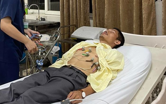 Nam diễn viên phim Mưa Đỏ nhập viện, thần thái nhợt nhạt khiến khán giả lo lắng