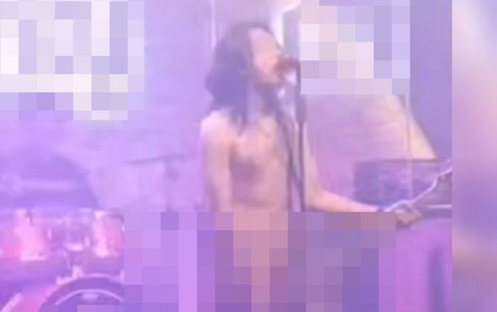 Để một nam ca sĩ biểu diễn trong tình trạng khỏa thân, nhà hàng bị xử phạt