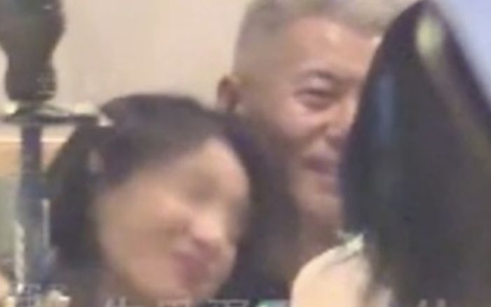 Chồng của nữ ca sĩ hàng đầu showbiz bị bắt gặp thân mật với cô gái lạ