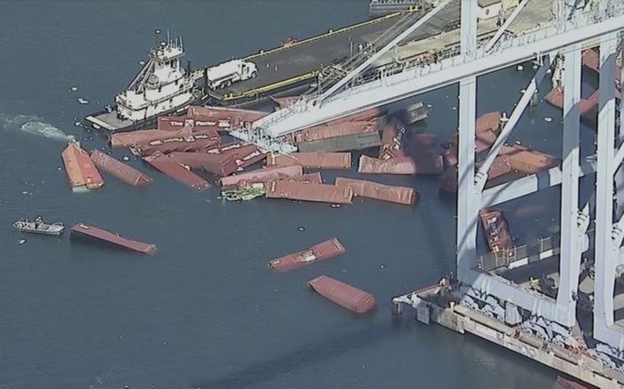 Hơn 60 container rơi xuống biển