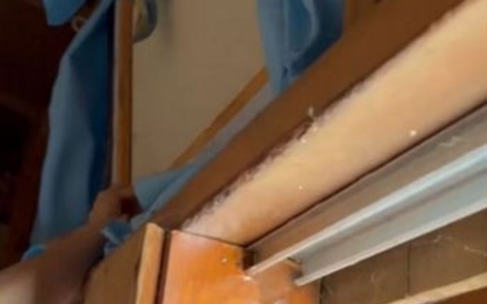 Mua nhà cũ, cặp vợ chồng bất ngờ phát hiện 'kho báu' ẩn giấu trong tường