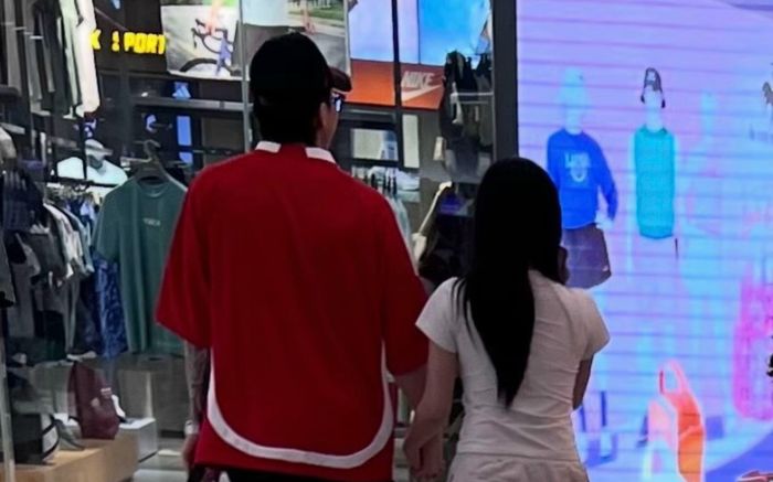 Xôn xao hình ảnh nữ ca sĩ Vbiz bị bắt gặp hẹn hò với bạn trai kém tuổi