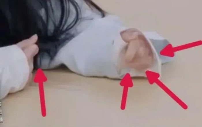 Làm bài tập hè suốt 14 giờ không nghỉ, cậu bé 11 tuổi lên cơn co giật, tê liệt tay chân