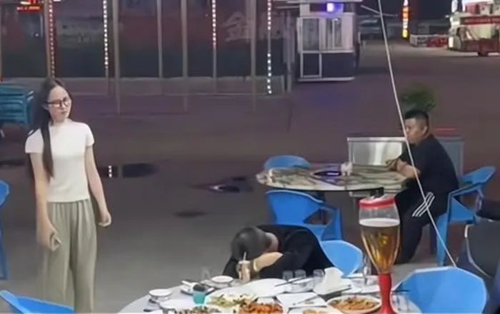 Chồng say xỉn bị bạn bè bỏ rơi tại quán nhậu, hành động của người vợ khiến ai cũng sững sờ