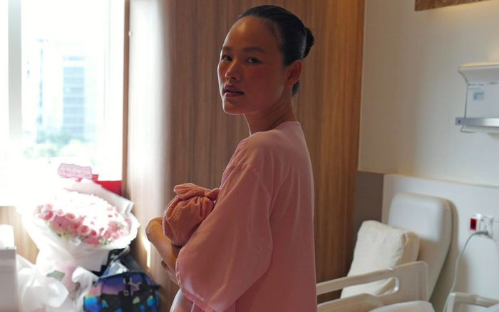 Nữ người mẫu Vbiz gây tò mò khi thông báo đi làm trở lại chỉ sau một tháng sinh con