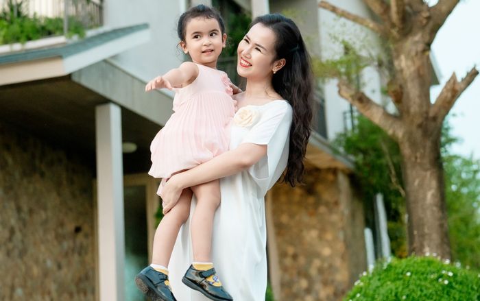 Con gái Võ Hạ Trâm rưng rưng nước mắt khi xem mẹ hát