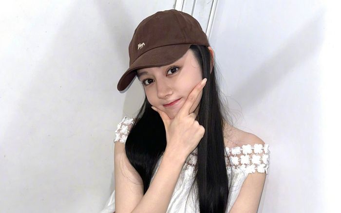 Địch Lệ Nhiệt Ba vướng tin đồn đã bí mật sinh con đầu lòng