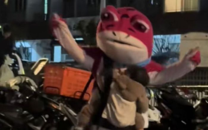 Xúc động người đàn ông hóa trang thành ếch, vừa nhảy múa vừa bế con nhỏ ở chợ đêm