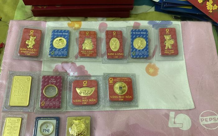 Bức ảnh mua vàng của cặp vợ chồng mua được nhà sau 2 năm gây chú ý