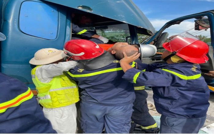 Giải cứu một nạn nhân mắc kẹt trong cabin ô tô sau tai nạn giao thông